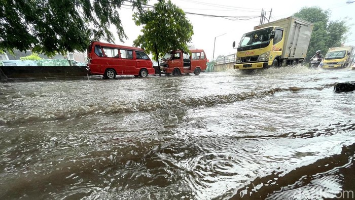 Sejumlah wilayah di Kota Bekasi mulai tergenang banjir usai diguyur hujan deras sejak, Selasa (8/2) pagi. Salah satunya di kawasan Jalan Raya Hankam.