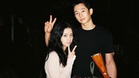 Momen-momen belakang layar Snowdrop dibagikan Jisoo dan Jung Hae In lewat Instagram mereka. (Foto: dok. Instagram @sooyaaa__) 