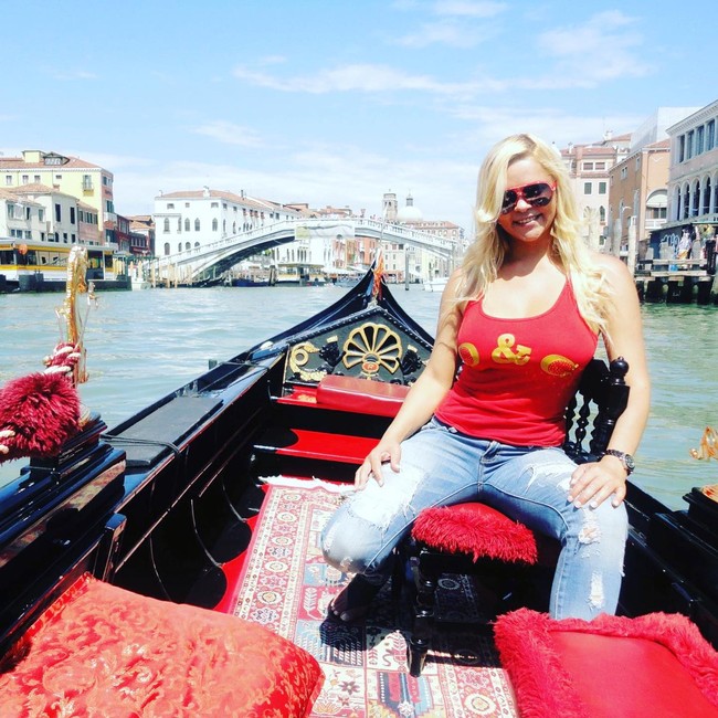 Aku pergi ke Vatikan seperti semua orang untuk berfoto. Seorang pria yang bekerja di sana mendekatiku dan berkata tempat itu untuk berdoa dan aku tidak berbusana dengan sopan dan mengajakku untuk keluar, mengusirku dari Vatikan, ujarnya kepada Jam Press.Foto: Instagram @jujuvieira_oficial