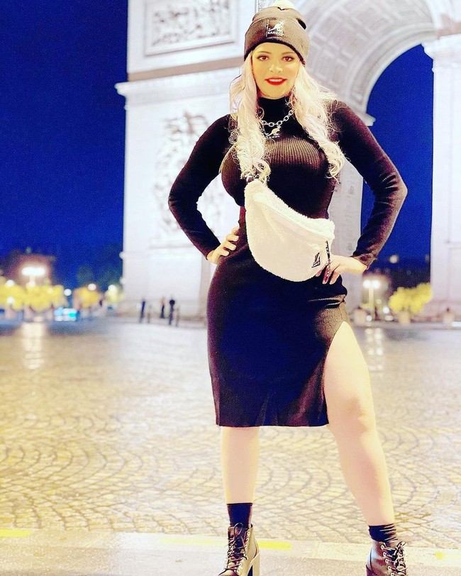 Awalnya Juju bersikeras tidak ingin pergi karena merasa memakai baju musim dingin bukannya baju clubbing. Namun Vatikan memang punya aturan ketat mengenai cara berpakaian di mana baik pria dan wanita diminta untuk berbusana sopan. Foto: Instagram @jujuvieira_oficial