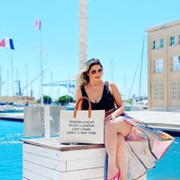 Selebgram Juju Vieira mengunjungi Basilika Santo Petrus, Vatikan akhir Januari lalu. Berniat untuk foto-foto, sayangnya sesampainya di sana ia malah ditegur dan diminta untuk meninggalkan lokasi suci tersebut karena busananya. Foto: Instagram @jujuvieira_oficial