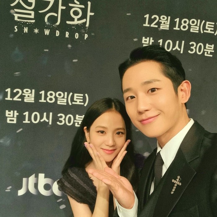 Momen kebersamaan Jung Hae In dan Jisoo di belakang layar Snowdrop.