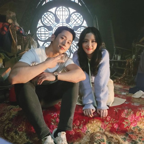 Momen kebersamaan Jung Hae In dan Jisoo di belakang layar Snowdrop.