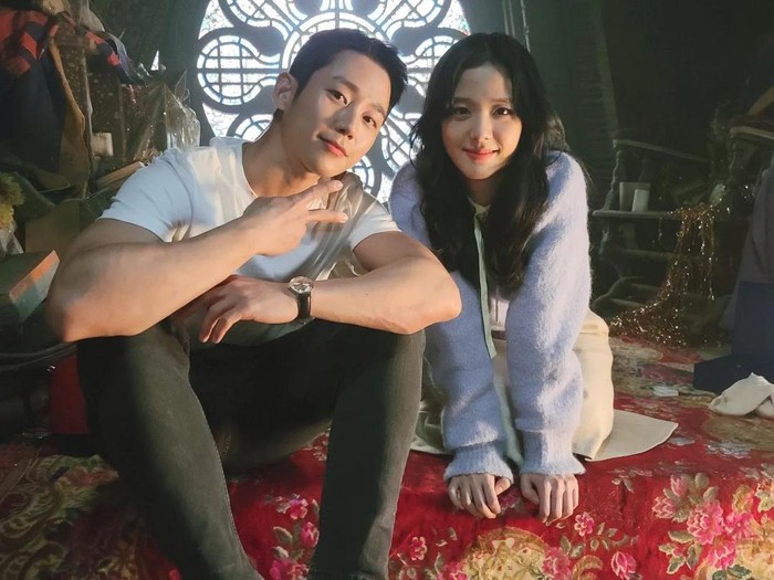 Momen kebersamaan Jung Hae In dan Jisoo di belakang layar Snowdrop.