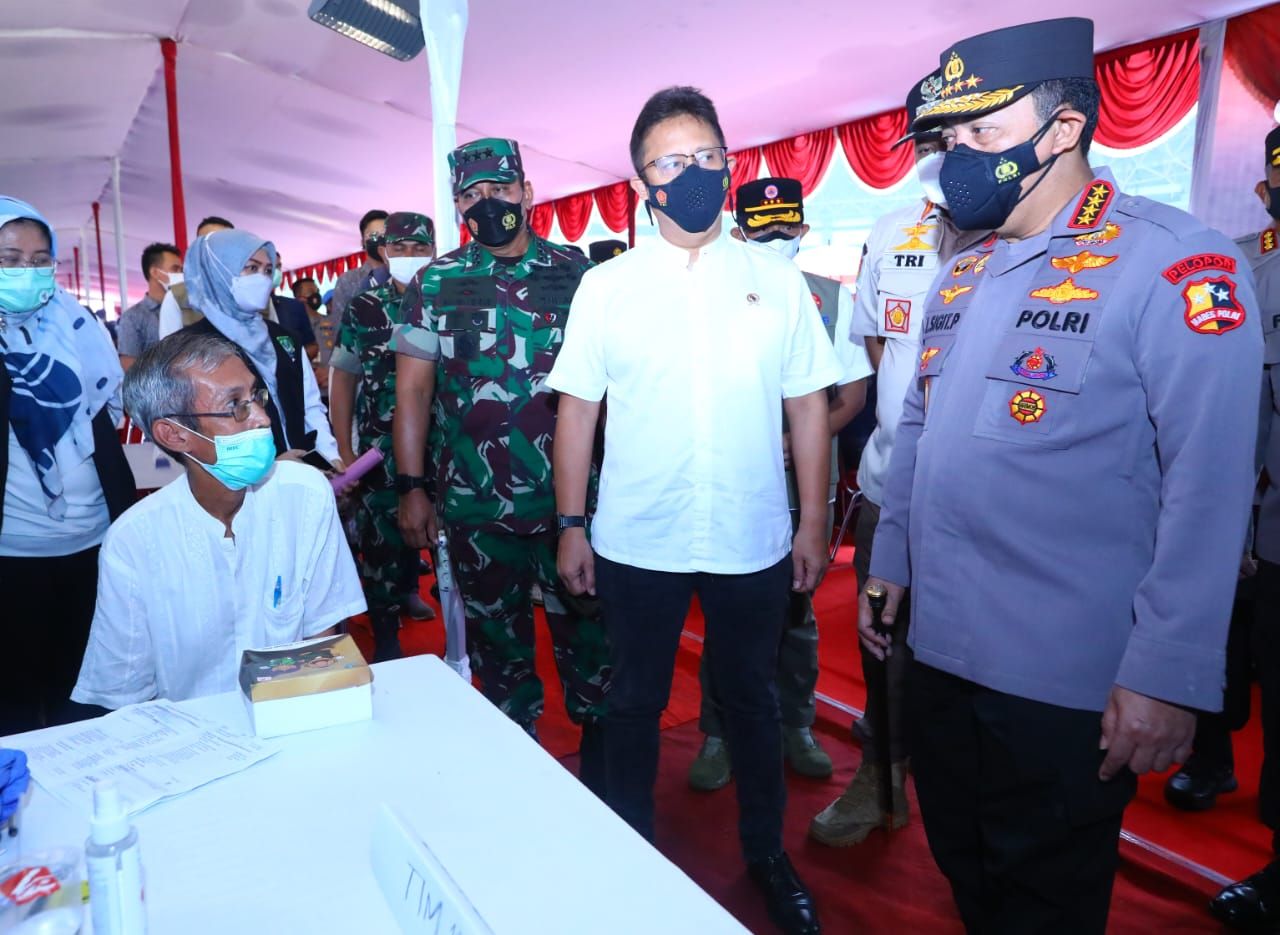Kapolri Jenderal Listyo Sigit meninjau akselerasi vaksinasi di Bekasi