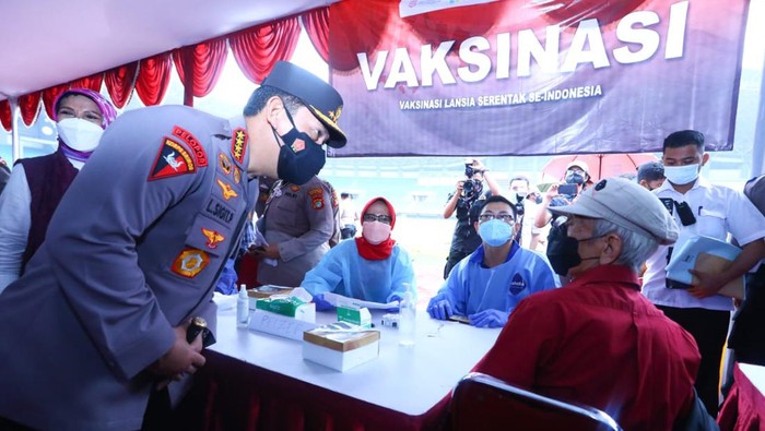 Kapolri Jenderal Listyo Sigit meninjau akselerasi vaksinasi di Bekasi