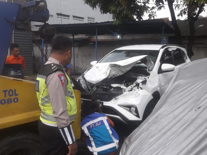Kecelakaan antara mobil dan truk terjadi di Tol JORR exit Jatiasih. Akibat kecelakaan itu, kedua kendaraan mengalami rusak pada bagian bodi. (Twitter @TMCPoldaMetro)