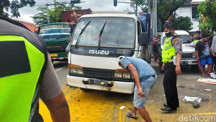 Kecelakaan maut terjadi di Jalan Mastrip, Warugunung, Kecamatan Karangpilang, Surabaya. Motor yang hendak mendahului tertabrak truk yang oleng.