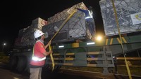 Pekerja membongkar muat logistik MotoGP dari atas pesawat kargo Boeing 777 Freighter Qatar Airways di Bandara Internasional Lombok (BIL), Praya, Lombok Tengah, NTB, Senin (7/2/2022). 