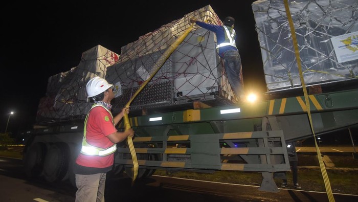 KEDATANGAN LOGISTIK MOTOGP UNTUK TES PRAMUSIM Pekerja membongkar muat logistik MotoGP dari atas pesawat kargo Boeing 777 Freighter Qatar Airways di Bandara Internasional Lombok (BIL), Praya, Lombok Tengah, NTB, Senin (7/2/2022). Pesawat dengan nomor penerbangan QR8496 dari Kuala Lumpur tersebut membawa logistik berupa motor, mesin dan perangkat lainnya yang akan digunakan pada tes pramusim MotoGP di Sirkuit Mandalika 11-13 Februari 2022 mendatang. ANTARA FOTO/Ahmad Subaidi/wsj.