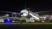 Pesawat dengan nomor penerbangan QR8496 dari Kuala Lumpur tersebut membawa logistik berupa motor, mesin dan perangkat lainnya yang akan digunakan pada tes pramusim MotoGP di Sirkuit Mandalika.