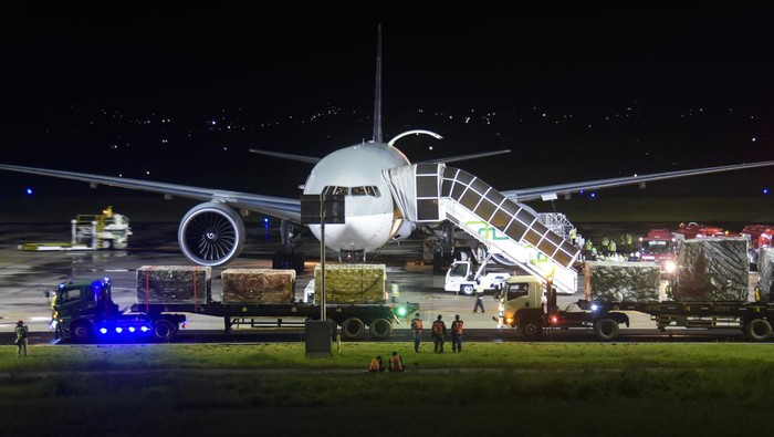 Pekerja membongkar muat logistik MotoGP dari atas pesawat kargo Boeing 777 Freighter Qatar Airways di Bandara Internasional Lombok (BIL), Praya, Lombok Tengah, NTB, Senin (7/2/2022). Pesawat dengan nomor penerbangan QR8496 dari Kuala Lumpur tersebut membawa logistik berupa motor, mesin dan perangkat lainnya yang akan digunakan pada tes pramusim MotoGP di Sirkuit Mandalika 11-13 Februari 2022 mendatang. ANTARA FOTO/Ahmad Subaidi/wsj.