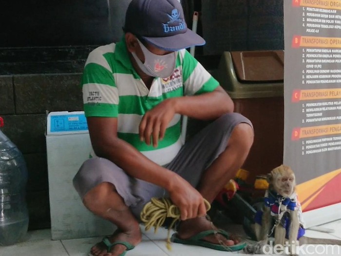 Kelompok topeng monyet terjaring razia yang dilakukan petugas gabungan di Tulungagung. Kelompok topeng monyet tersebut berasal dari Cirebon, Jawa Barat.