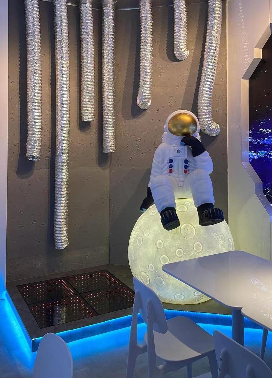 Keren! Makan di Sini Serasa di Luar Angkasa karena Ditemani Astronot