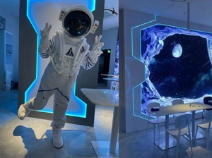 Keren! Makan di Sini Serasa di Luar Angkasa karena Ditemani Astronot