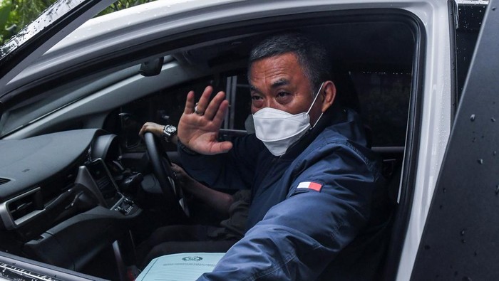 Ketua DPRD DKI Jakarta dari PDIP Prasetyo Edi Marsudi melambaikan tangan usai menjalani pemeriksaan di Gedung KPK, Jakarta, Selasa (8/2/2022). Prasetyo Edi diperiksa untuk penyelidikan mengenai anggaran Rp560 miliar yang dikeluarkan Pemerintah Provinsi DKI Jakarta terkait penyelenggaraan Balap MobilÊFormula E yang akan diselenggarakan pada Maret 2022 mendatang. ANTARA FOTO/Galih Pradipta/nym.
