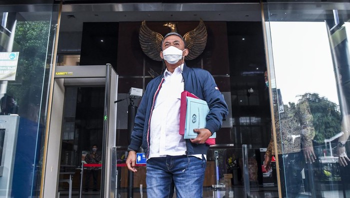 Ketua DPRD DKI Jakarta dari PDIP Prasetyo Edi Marsudi melambaikan tangan usai menjalani pemeriksaan di Gedung KPK, Jakarta, Selasa (8/2/2022). Prasetyo Edi diperiksa untuk penyelidikan mengenai anggaran Rp560 miliar yang dikeluarkan Pemerintah Provinsi DKI Jakarta terkait penyelenggaraan Balap MobilÊFormula E yang akan diselenggarakan pada Maret 2022 mendatang. ANTARA FOTO/Galih Pradipta/nym.