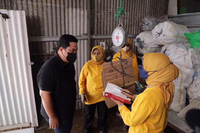 Ketua Yayasan Erick Thohir, Erick Thohir datangi sebuah bank sampah di Kampung Salo, Kembangan Utara, Jakarta Barat.