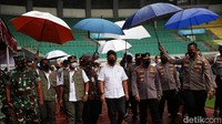 Kapolri Jenderal Listyo Sigit Prabowo, Menkes Budi Gunadi Sadikin, dan Kepala BNPB Letjen Suharyanto tiba di Stadion Patriot Candrabhaga saat hujan mengguyur kawasan tersebut.