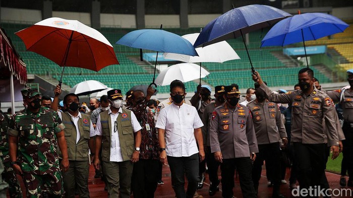 Kompak! Kapolri-Menkes-Kepala BNPB Tinjau Vaksinasi di Stadion Patriot Kapolri Jenderal Listyo Sigit Prabowo, Menkes Budi Gunadi Sadikin, dan Kepala BNPB Letjen Suharyanto meninjau vaksinasi di Stadion Patriot Candrabhaga. Vaksinasi itu menargetkan 3.000 orang dalam sehari.