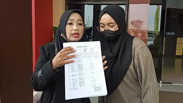 Korban saat mendatangi Polresta Samarinda atas kasus penipuan minyak goreng.