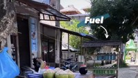 Salah satu fotonya yang jadi perbincangan ialah postingan soal bensin eceran yang bersebelahan dengan lapak penjual kelapa. Foto: Instagram/Aleix Espargaro