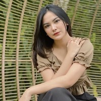 Penyanyi berumur 21 tahun itu tak kuasa menahan air mata saat Rizky Febian menunjukkan wajah bahagia orang tuanya dari layar ponsel. Sule pun mengucapkan selamat untuk putra sulung dan kekasihnya. Foto: dok. Instagram @mahaliniraharja