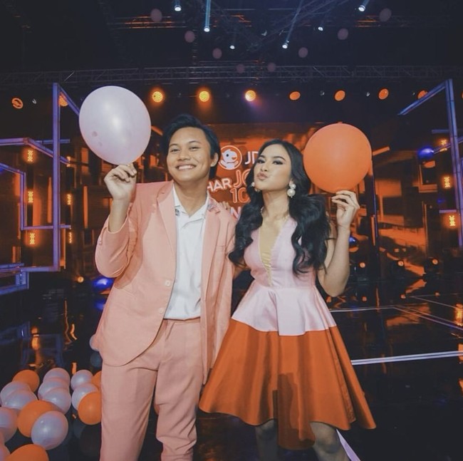 Pria yang akrab disapa Iki itu mengundang Mahalini makan malam di sebuah restoran barbeque Korea. Setelah menyantap makan malam, keduanya berduet dan menyanyi di depan para tamu undangan. Foto: dok. Instagram @mahaliniraharja