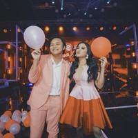 Pria yang akrab disapa Iki itu mengundang Mahalini makan malam di sebuah restoran barbeque Korea. Setelah menyantap makan malam, keduanya berduet dan menyanyi di depan para tamu undangan. Foto: dok. Instagram @mahaliniraharja