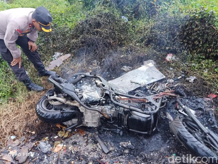 Kecelakaan maut terjadi di Jalan Mastrip, Warugunung, Kecamatan Karangpilang, Surabaya. Dua orang meninggal dalam kecelakaan tersebut.