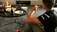Salah satunya momen saat dirinya menonton acara balapan di TV. Sambil fokus menyaksikan di rumah, Marc Marquez ditemani dengan camilan kentang goreng. Foto: Instagram @marcmarquez93