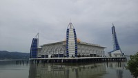 Berada di Kendari, Sulawesi Tenggara, masjid ini memiliki luas 12.692 meter persegi dan mampu menampung hingga 10.000 jemaah. Desain masjid ini nampak seperti terapung di atas air dan dilengkapi empat menara yang elegan. Arsitekturnya yang indah membuat masjid ini menjadi salah satu tujuan wisata di Kota Kendari.