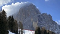 Pemain ski melaju di Santa Christina, Val Gardena, Italia, Selasa (1/2/2022). Pegunungan bersalju menjadi salah satu yang terdampak pemanasan global. Membuatnya dingin dan bersalju mendorong semesta tetap tersenyum. (AP Photo/Martin Meissner)