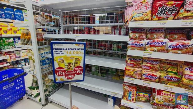 Minyak Goreng Masih Langka di Supermarket (CNBC Indonesia/Tri Susilo)