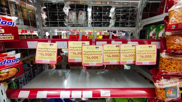 Minyak Goreng Masih Langka di Supermarket (CNBC Indonesia/Tri Susilo)