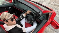 Baru-baru ini Indra Kenz juga membuat konten membeli satu unit Lamborghini Huracan 580 Spyder dengan banderol Rp 9 miliar. Mobil tersebut dibeli melalui importir umum Prestige Image Motorcars. Foto: Instagram @indrakenz