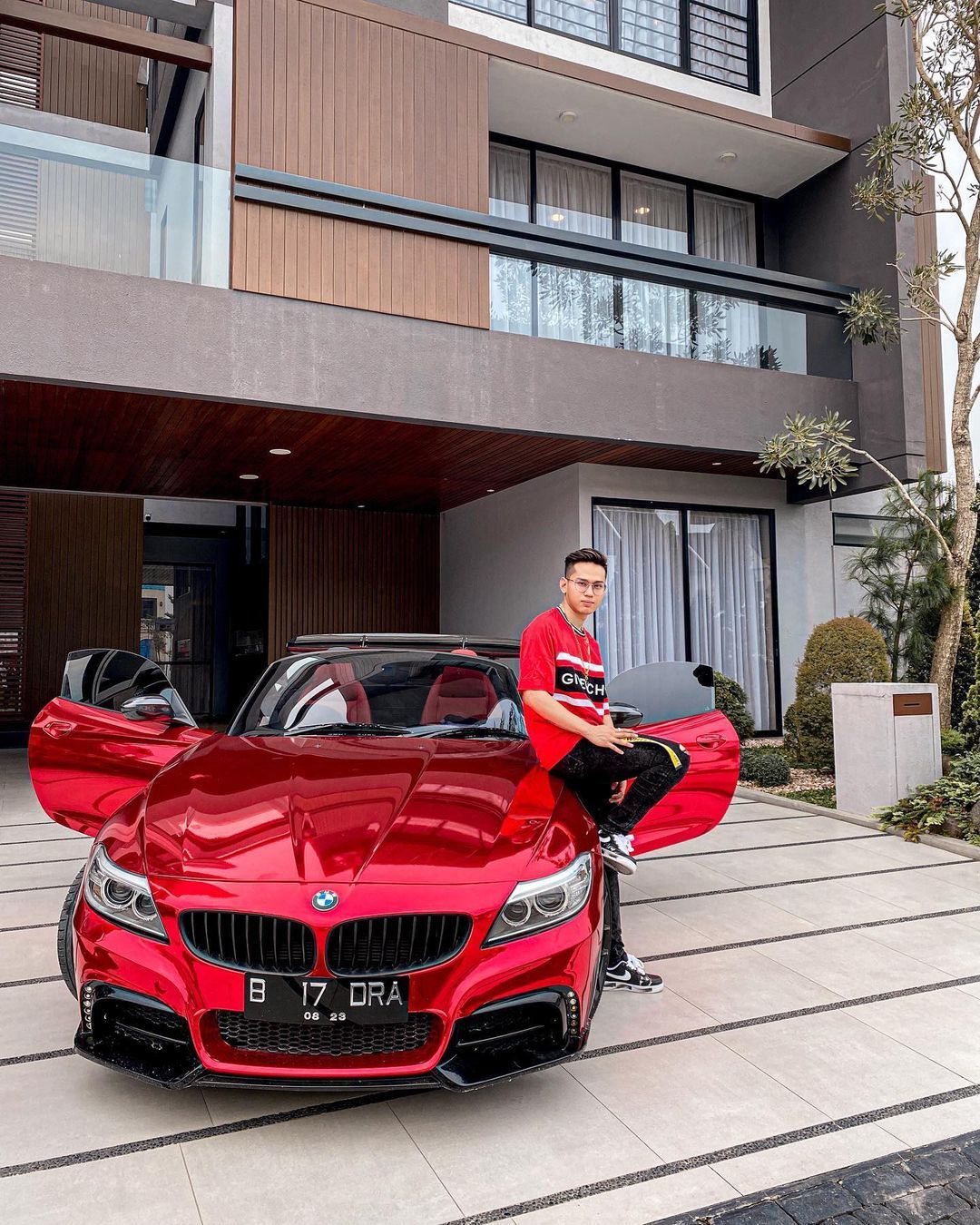 Mobil mewah Indra Kenz