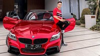 Indra Kenz juga pernah memamerkan mobil atap terbuka BMW Z4 Roadster. Mobil berkelir putih tersebut memiliki pelat nomor B-17-DRA. Mobil ini diketahui bertenaga hingga 258 hp dan torsi 400 Nm. 