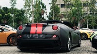 Saat digeber mobilnya langsung mengeluarkan suara menggelegar dari mesin V8 berkapasitas 4.297 cc. Dengan mesin tersebut, mobil ini mampu memuntahkan tenaga hingga 490 dk dengan tosi maksimal 504 Nm. Foto: Instagram @indrakenz