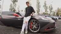 Pertama ada Ferrari California. Mobil ini menjadi salah satu mobil eksotis yang pernah dipamerkan Indra Kenz. Mobil seharga miliaran rupiah tersebut juga pernah muncul di vlog pribadi Indra Kenz di YouTube.