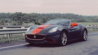 Ferrari California dibekali mesin V8 berkapasitas 4.297 cc. Dengan mesin tersebut, mobil ini mampu memuntahkan tenaga hingga 490 dk dengan tosi maksimal 504 Nm. 