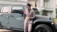 Selain berpose dengan mobil sportcar. Indra Kenz juga tampil di depan mobil SUV Jeep Rubicon. Foto: Instagram @indrakenz