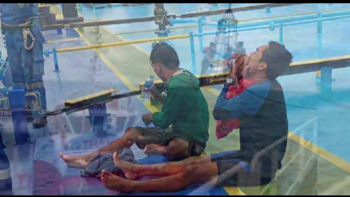 Perahu nelayan di Tuban pecah dihantam ombak setinggi tiga meter. Perahu yang terbuat dari kayu ini pecah akibat gelombang air laut utara yang tinggi.
