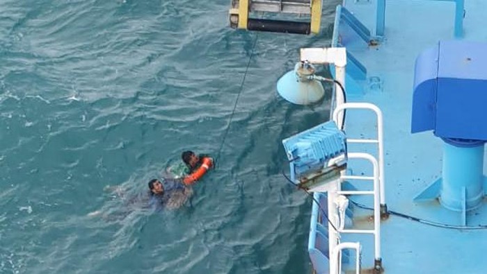 Momen Penyelamatan 2 Nelayan yang Terombang-ambing di Laut Tuban Perahu nelayan di Tuban pecah dihantam ombak setinggi tiga meter. Perahu yang terbuat dari kayu ini pecah akibat gelombang air laut utara yang tinggi.