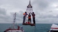 Penyelamatan mereka dengan menggunakan tali dan pelampung.