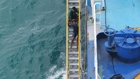 Setelah itu, keduanya naik ke kapal melalui anak tangga kapal MP Galunggung.