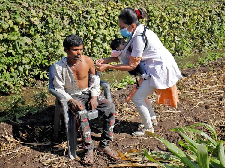 Nakes India Keliling Vaksinasi Sambil Gendong Anak