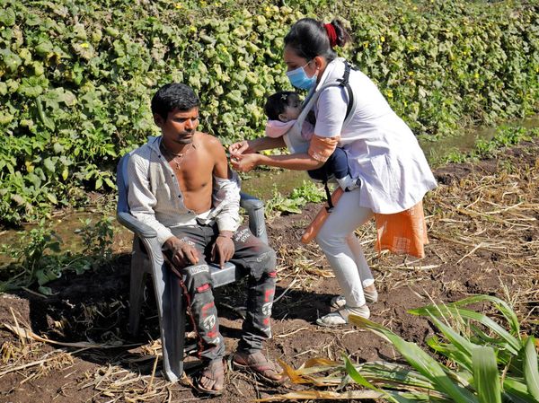 Nakes India Keliling Vaksinasi Sambil Gendong Anak