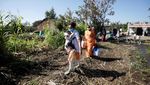 Nakes India Keliling Vaksinasi Sambil Gendong Anak