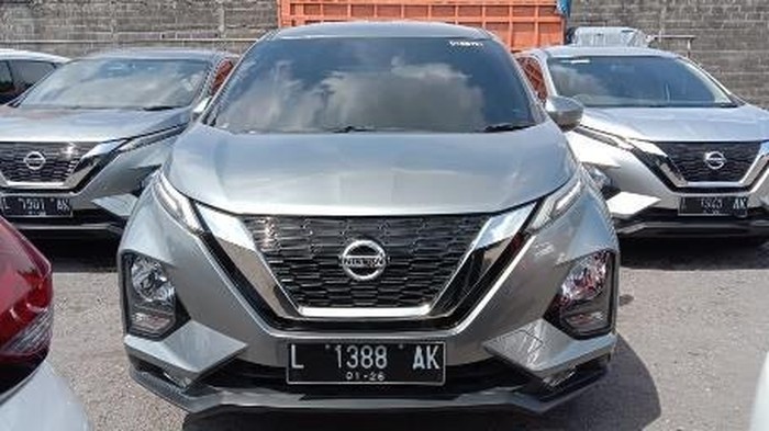 Nissan Livina dilelang